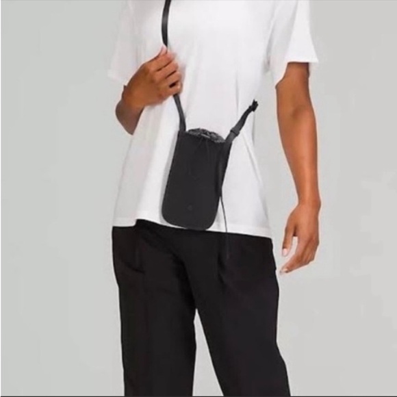 Lululemon Drawcord Top Cinch Crossbody One Size Black - Picture 1 of 7
